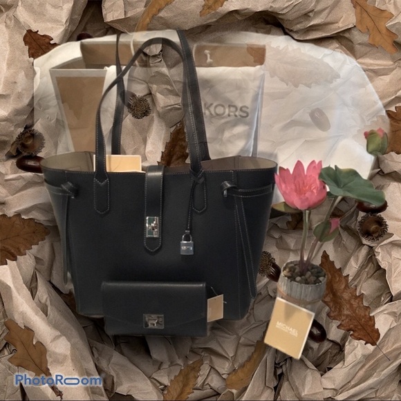 🍀MK Cassie Handbag Set 🍀 - Picture 4 of 14